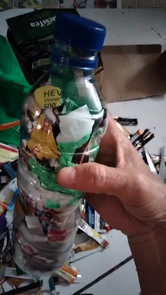 Bahan baku daur ulang dari sampah kemasan plastik