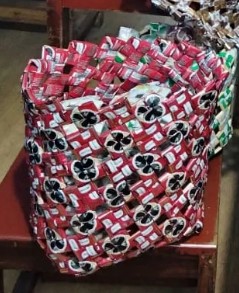 Tas anyaman dari kemasan daur ulang